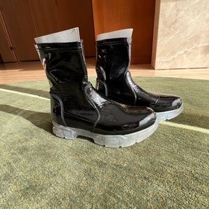 Shiny pull on patent leather Aquatalia Rain boots